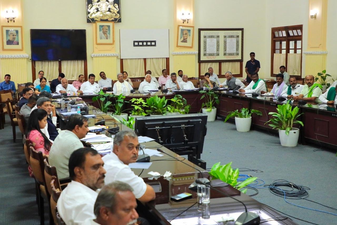 Seven Hours, ₹100 Gain — Karnataka Sugarcane Farmers Call Govt’s Offer “Too Little, Too Late”