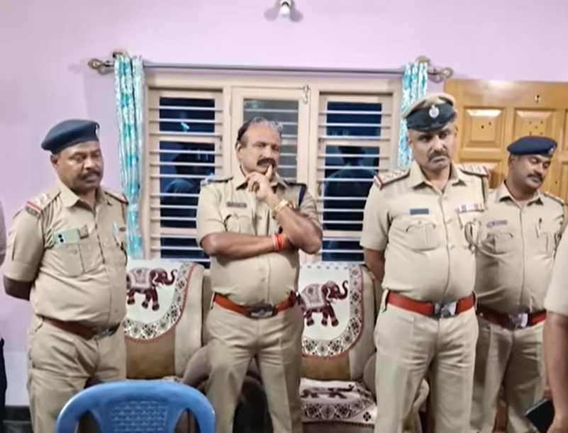 Couple Duped in Invitation Card Ruse: Woman Tied Up and Robbed of 200 Grams Gold in Anekal 2 Couple Duped in Invitation Card Ruse: Woman Tied Up and Robbed of 200 Grams Gold in Anekal