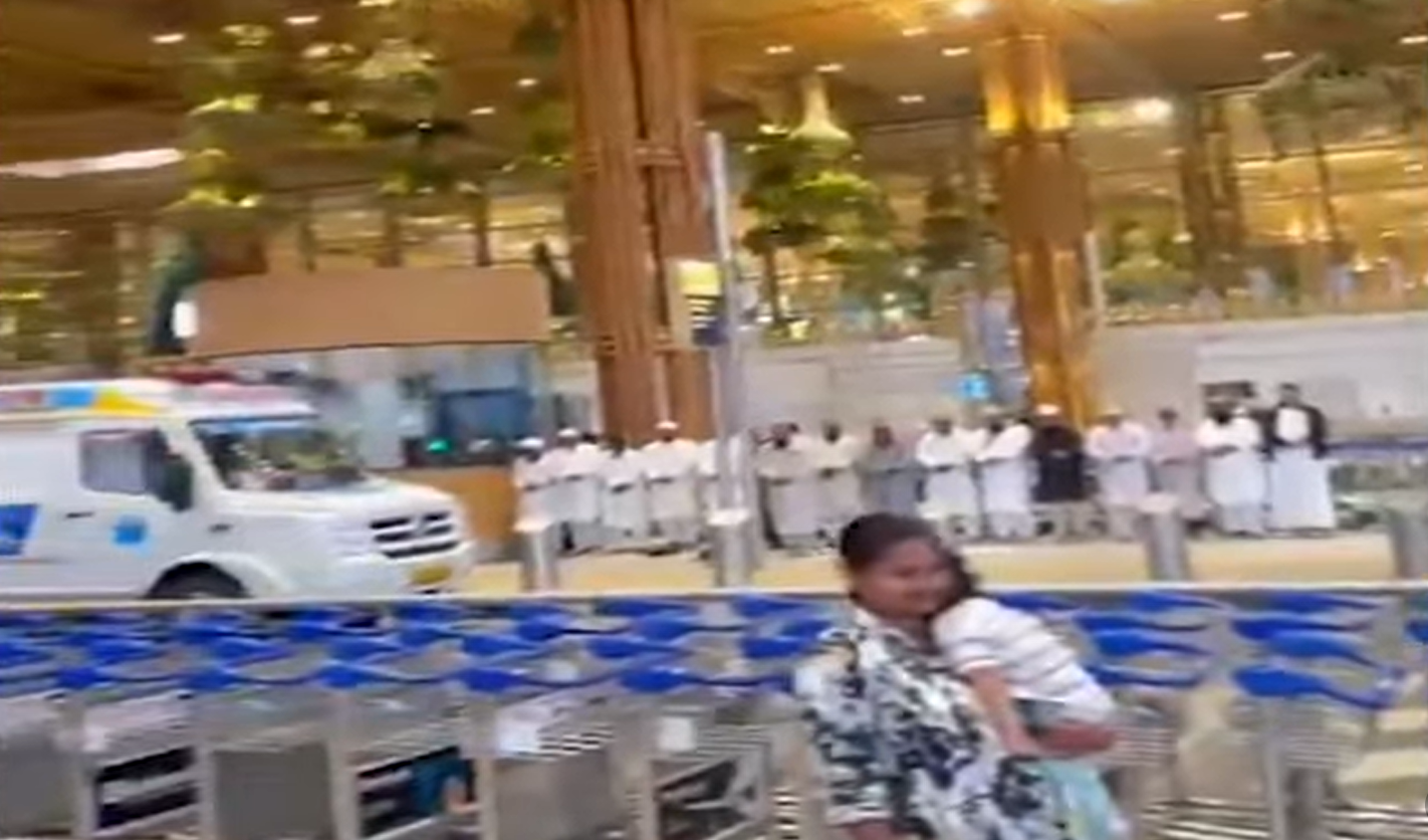 Bengaluru Airport Row: Namaz Offered in Terminal 2 Public Area, BJP Raises Security Questions as Siddaramaiah Downplays Controversy