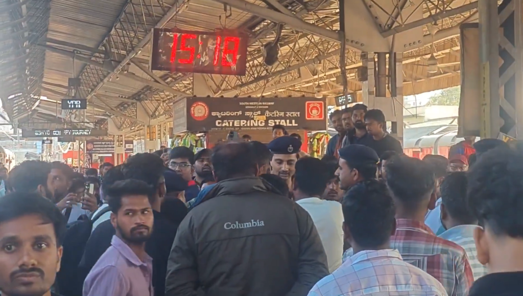 Chain Pull Sparks Violence: Three Drunk Passengers Detained for Attacking RPF at Yeshvantpur 2 Chain Pull Sparks Violence: Three Drunk Passengers Detained for Attacking RPF at Yeshvantpur