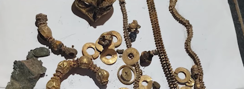 Gold Treasure Unearthed While Digging Foundation for New House in Lakkundi, Gadag 7 Gold Treasure Unearthed While Digging Foundation for New House in Lakkundi, Gadag