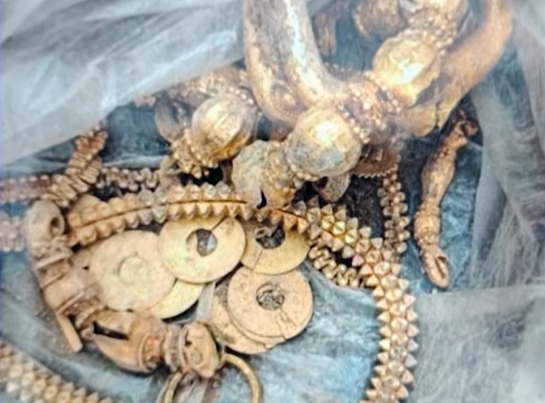 Gold Treasure Unearthed While Digging Foundation for New House in Lakkundi, Gadag 5 Gold Treasure Unearthed While Digging Foundation for New House in Lakkundi, Gadag