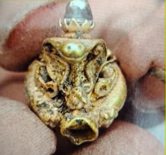 Gold Treasure Unearthed While Digging Foundation for New House in Lakkundi, Gadag 4 Gold Treasure Unearthed While Digging Foundation for New House in Lakkundi, Gadag