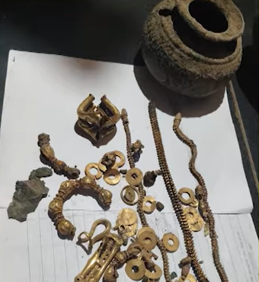 Gold Treasure Unearthed While Digging Foundation for New House in Lakkundi, Gadag 2 Gold Treasure Unearthed While Digging Foundation for New House in Lakkundi, Gadag