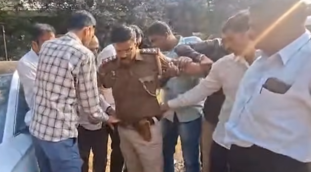 Caught on Camera: High Drama as Bengaluru Inspector Caught Red-Handed Taking ₹4 Lakh Bribe in Lokayukta Trap