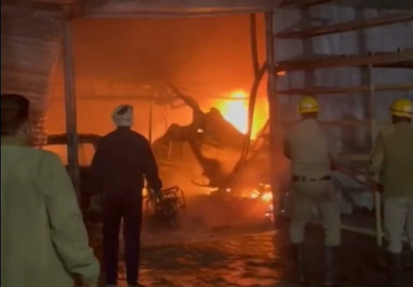 Vijayapura Fire Horror: 20+ Cars Burnt in Massive Blaze at HMK Car Service Centre