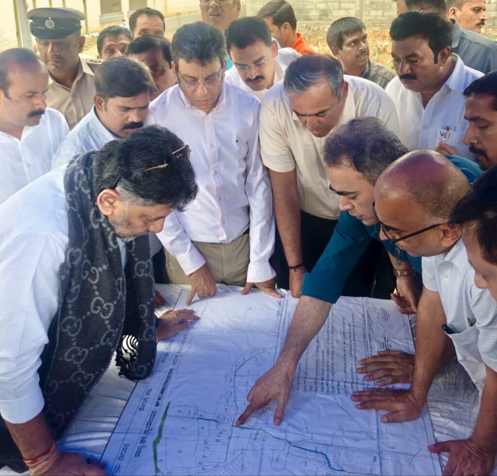 Hoarding Reset in Bengaluru? DCM DK Shivakumar’s Quick Move, Why Was BSWML CEO Karegowda Chosen Over GBA Ad Wing? The Puzzle Deepens 4 The image features DCM DK Shivakumar, Urban Development Department Additional Chief Secretary Tushar Giri Nath, Greater Bengaluru Authority's Chief Commissioner M Maheshwar Rao, GBA's Special Commissioner for Advertisement Munish Moudgil, and BSWML CEO Karegowda.